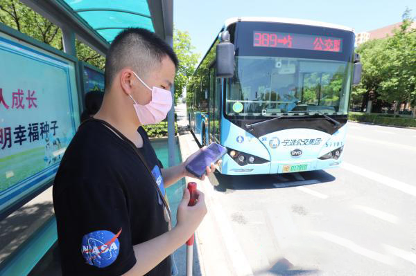Pro zrakově postižené je k dispozici první průvodčí autobus v Ningbo