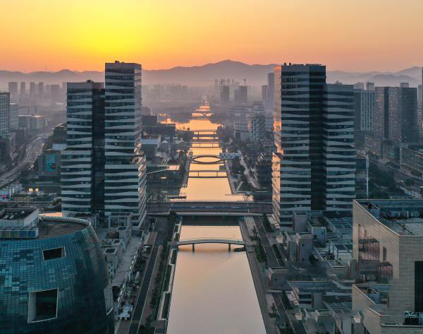 Růst HDP o 62 miliard juanů, což je 12. místo v Číně! Ekonomika Ningbo prokázala v první polovině roku odolnost