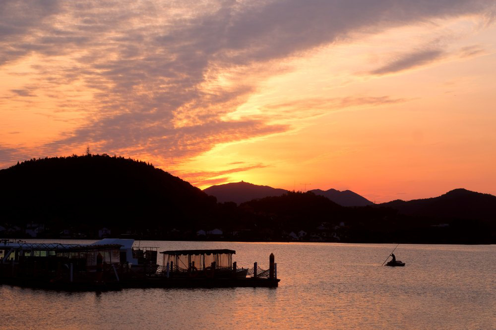 Jezero Dongqian bylo dnes ráno krásně barevné