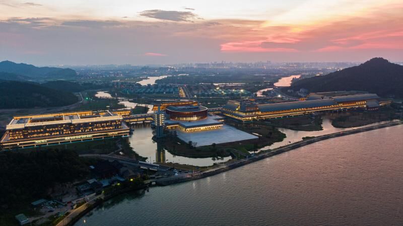 Mezinárodní kongresové centrum Ningbo se rozsvítí