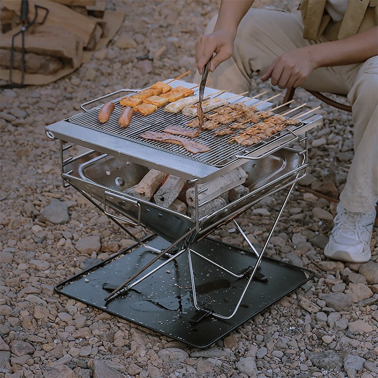 BBQ gril na dřevěné uhlí