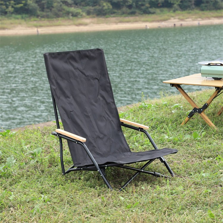 Skládací židle v kempu Low Beach
