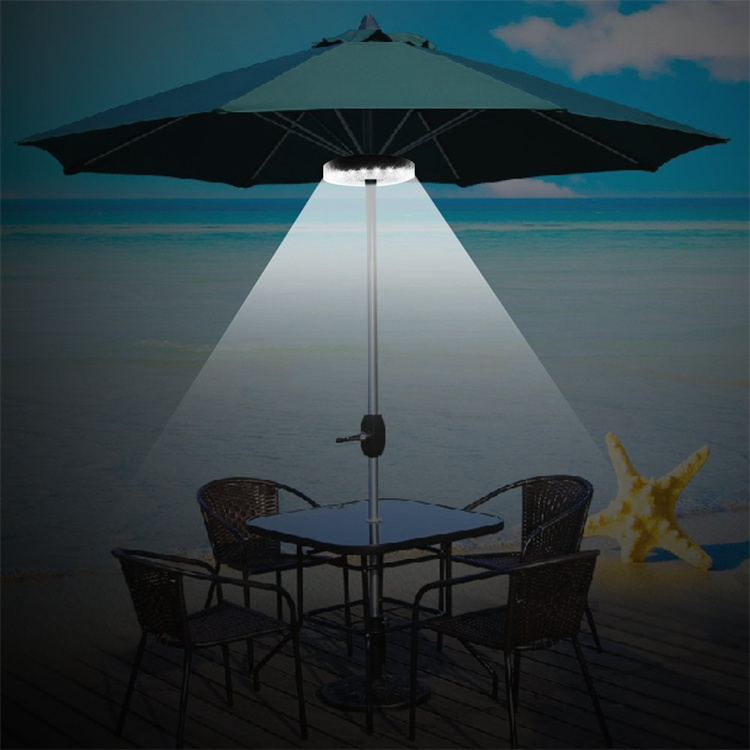 Lampa s deštníkem na terase